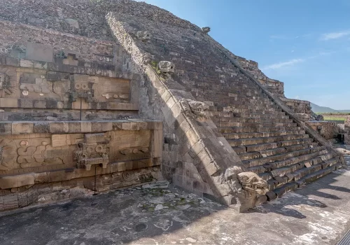 1200px-Teotihuacán_La_Ciudadela_Templo_Quetzalcoatl